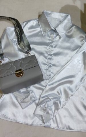 Blusa satinada blanca